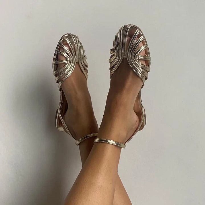 Vittoria Gouden Sandalen met Sierlijke Accenten